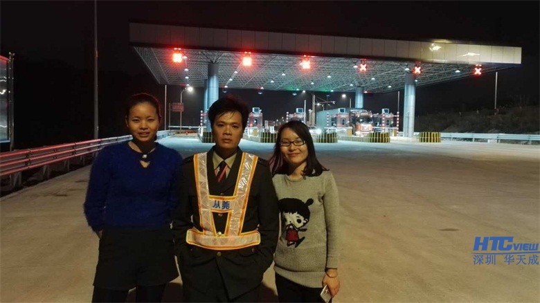 中国·8827太阳集团两大美女学习之余不忘与收费站班长交流合影 中国·8827太阳集团两大美女学习之余不忘与收费站班长交流合影